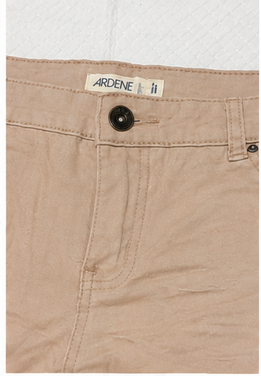 Short de Tiro Medio con Detalles de Encaje