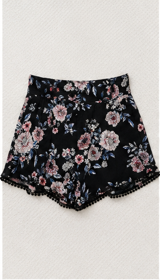 Short Floral Negro con Detalle de Pompones