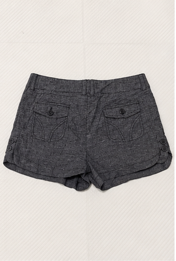 Short Texturizado con Cordón Ajustable y Detalles Decorativos