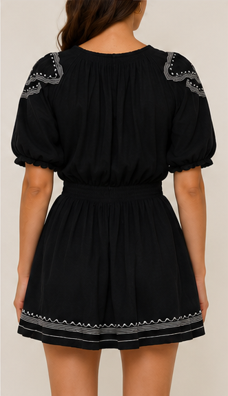 Vestido Corto Bordado – Color Negro