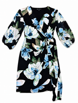 Vestido cruzado estampado floral – Negro con flores en tonos azul y blanco