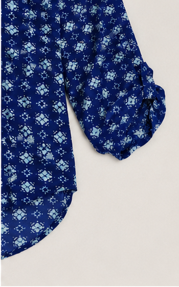 Blusa Azul Marino con Estampado Floral y Escote en V