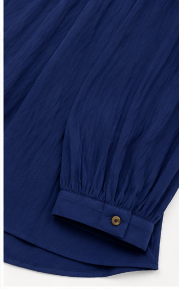 Blusa Azul Marino con Escote en V y Detalles