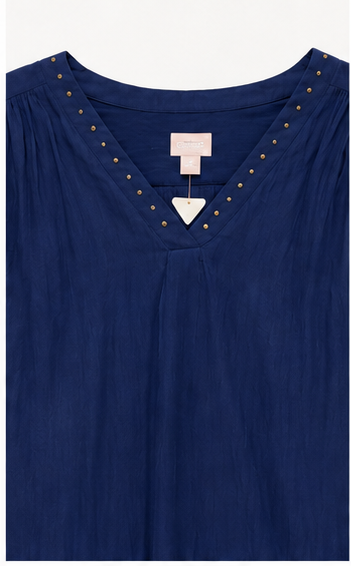 Blusa Azul Marino con Escote en V y Detalles