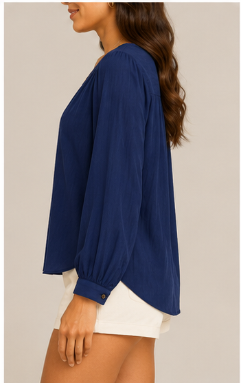 Blusa Azul Marino con Escote en V y Detalles