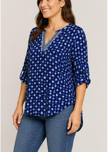 Blusa Azul Marino con Estampado Floral y Escote en V