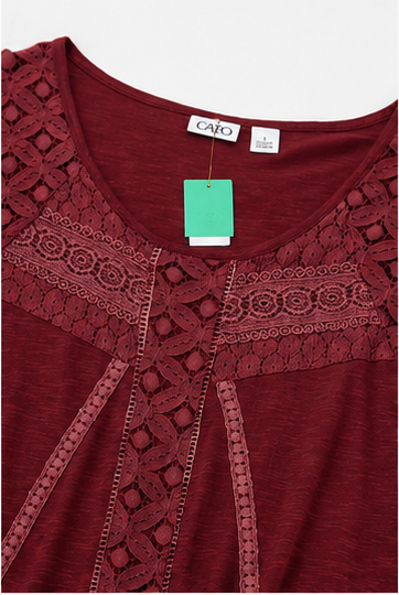 Blusa con Detalles de Encaje y Manga Corta