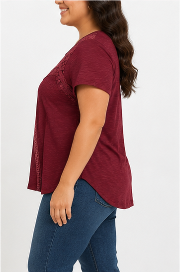 Blusa con Detalles de Encaje y Manga Corta