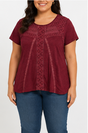 Blusa con Detalles de Encaje y Manga Corta