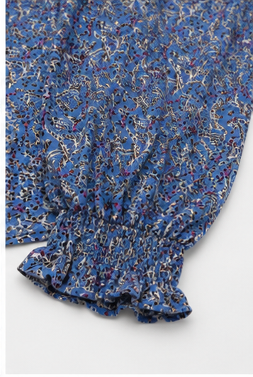 Blusa Azul Estampada con Escote de Lazo