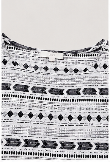 Blusa Blanca con Estampado Geométrico