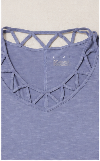 Blusa de Manga Corta con Escote en V y Detalle Entrelazado