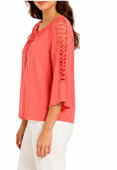 Blusa de Manga 3/4 con Detalle Calado – Coral