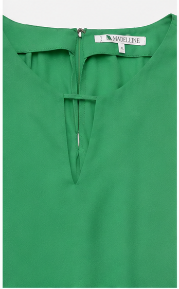 Blusa Lisa Verde con Escote en V
