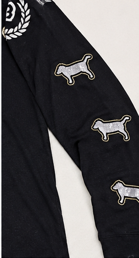 Blusa Negra de Manga Larga con Estampado Varsity