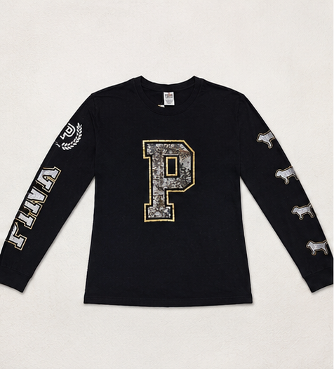 Blusa Negra de Manga Larga con Estampado Varsity