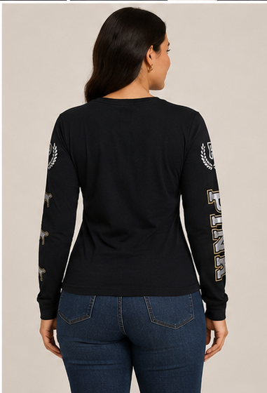 Blusa Negra de Manga Larga con Estampado Varsity