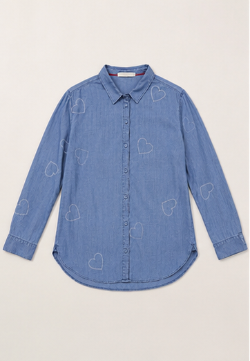 Camisa de Mezclilla Ligera con Bordado de Corazones