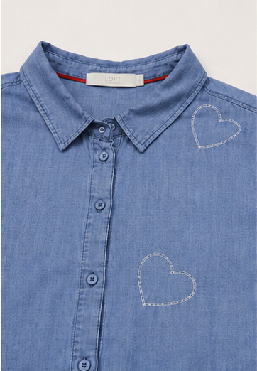 Camisa de Mezclilla Ligera con Bordado de Corazones