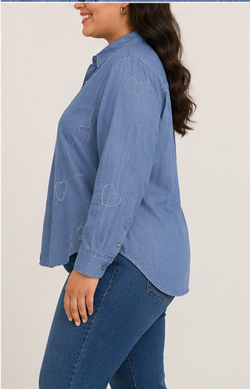 Camisa de Mezclilla Ligera con Bordado de Corazones