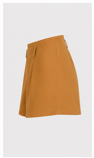 Short de Tiro Alto con Pliegues Color Mostaza
