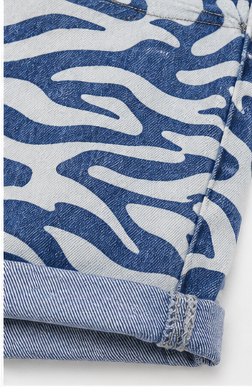 Short de mezclilla con estampado animal print
