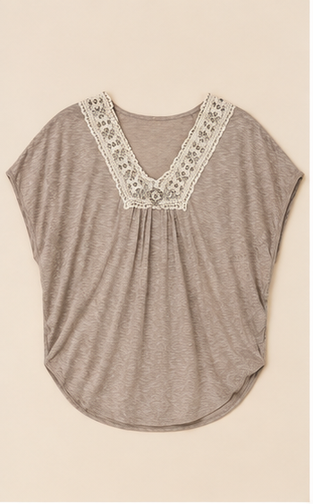 Blusa Casual con Escote de Encaje en Tono Taupe