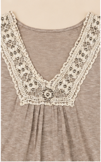 Blusa Casual con Escote de Encaje en Tono Taupe