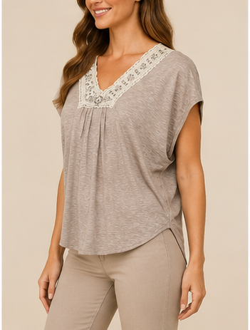 Blusa Casual con Escote de Encaje en Tono Taupe
