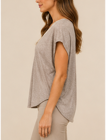 Blusa Casual con Escote de Encaje en Tono Taupe