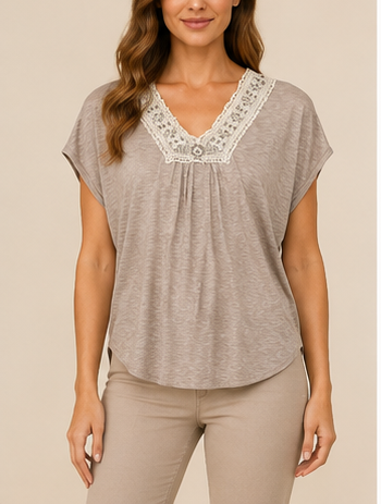 Blusa Casual con Escote de Encaje en Tono Taupe