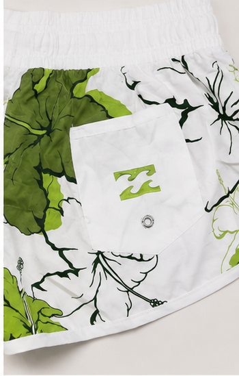Short Blanco con Estampado Floral Verde