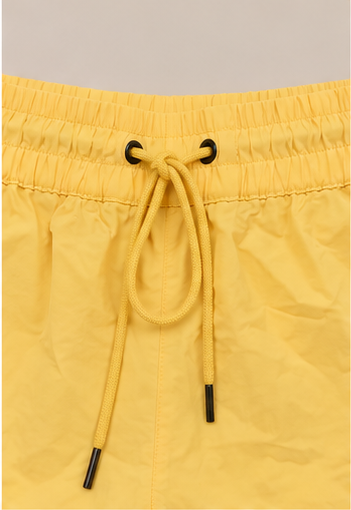 Short deportivo con cordón ajustable