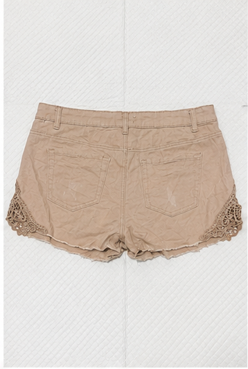 Short de Tiro Medio con Detalles de Encaje