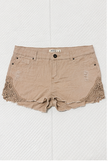 Short de Tiro Medio con Detalles de Encaje