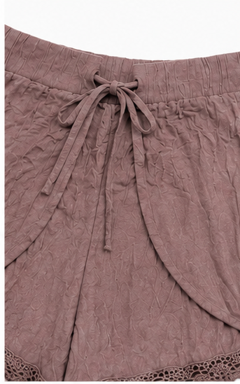 Short Texturizado con Encaje en Dobladillo – Color Mauve