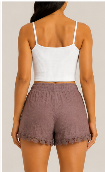 Short Texturizado con Encaje en Dobladillo – Color Mauve