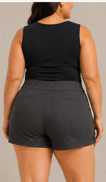 Short Gris de Tiro Alto con Raya Diplomática