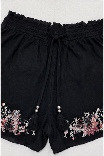 Short Negro con Bordado Floral