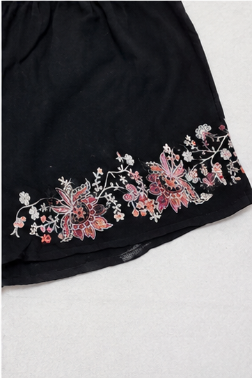 Short Negro con Bordado Floral