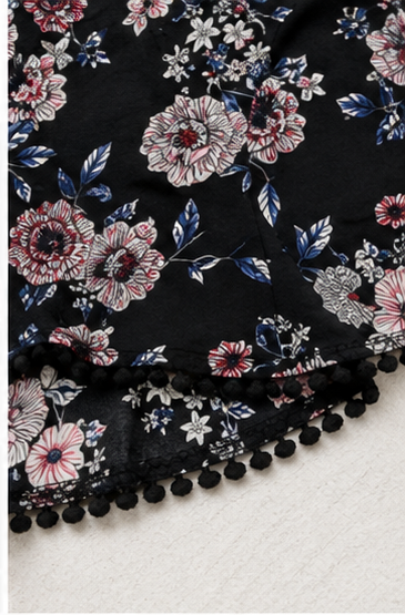 Short Floral Negro con Detalle de Pompones