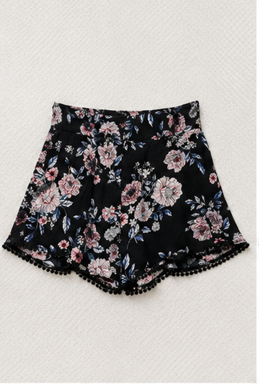 Short Floral Negro con Detalle de Pompones