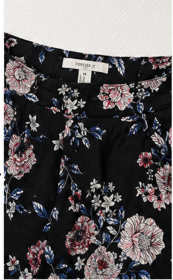 Short Floral Negro con Detalle de Pompones
