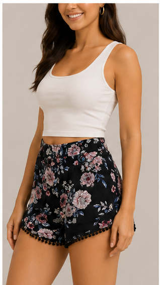 Short Floral Negro con Detalle de Pompones