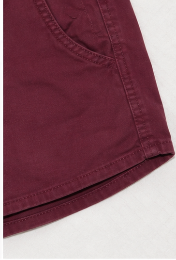 Short de Tiro Alto Color Vino con Bolsillos