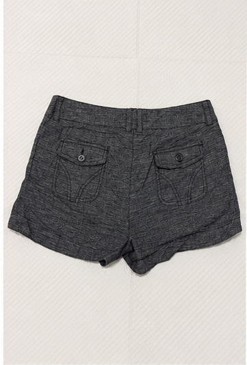 Short Texturizado con Cordón Ajustable y Detalles Decorativos