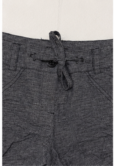 Short Texturizado con Cordón Ajustable y Detalles Decorativos