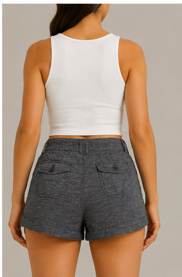 Short Texturizado con Cordón Ajustable y Detalles Decorativos
