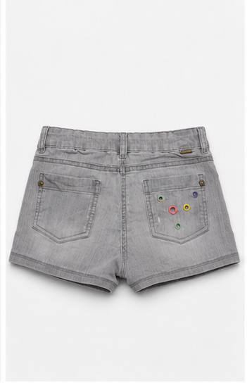 Short de mezclilla con aplicaciones decorativas