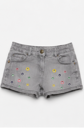 Short de mezclilla con aplicaciones decorativas